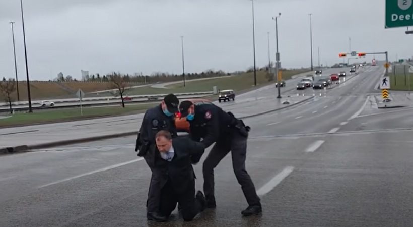 الشرطة الكندية تعتقل قسًا لعقده تجمع غير قانوني