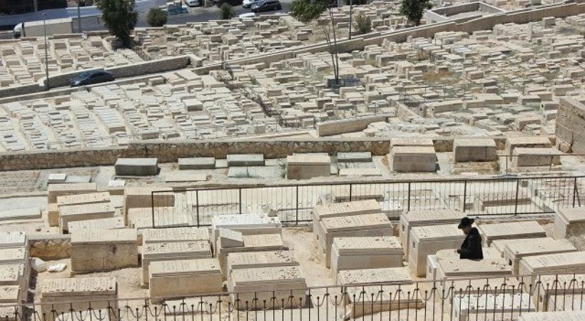 حاخام يطالب بإخراج جثة مبشر مسيحي من مقبرة يهودية