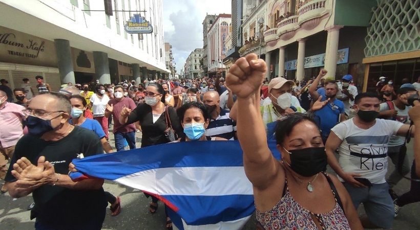 اعتقال قساوسة وضربهم وسط احتجاجات عمّت كوبا