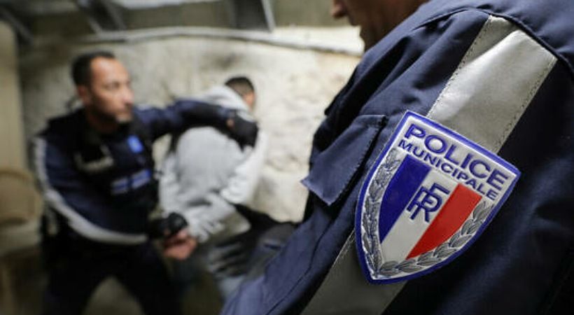 اعتقال مسلح بسكين تجول قرب كنيسة في العاصمة الفرنسية