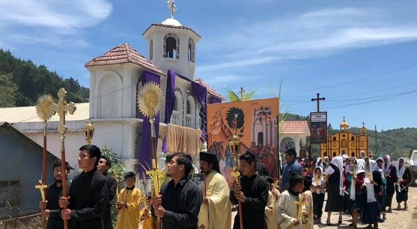 بقيادة الأب الثوري: السكان الأصليون في غواتيمالا يلجأون إلى المسيحية