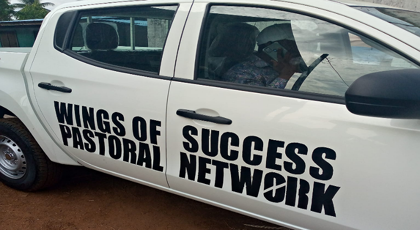 ليبيريا: رئيس البلاد يتبرع بسيارة لمنظمة مسيحية