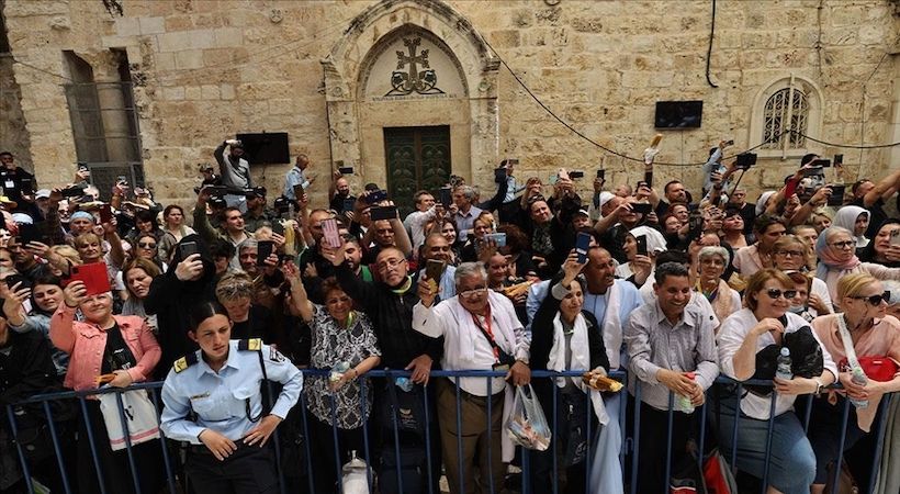 رغم القيود الإسرائيلية، آلاف المسيحيين يحتفلون بـ"سبت النور" في القدس