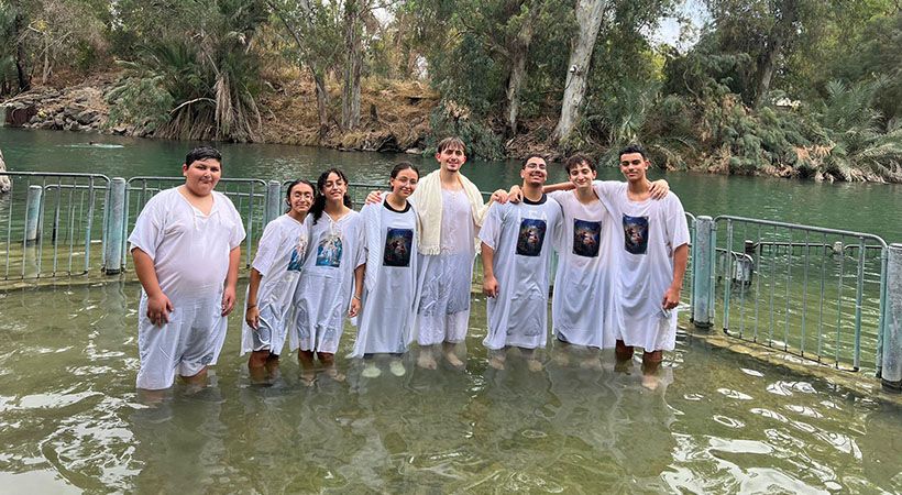 معمودية ثمانية شباب لكنيسة الرجاء الحي أبو سنان في اليردينيت