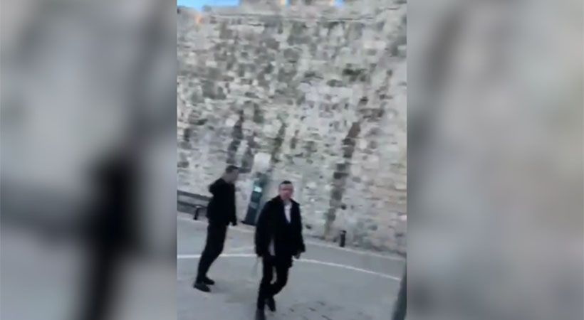 اعتقال مشتبه بهما في إهانة رجل دين مسيحي في القدس