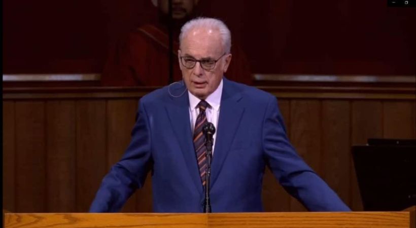الواعظ والمعلم جون مكآرثر يرقد بالرب 