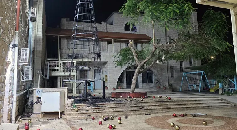 إحراق شجرة الميلاد في كنيسة الفادي - دير اللاتين بجنين بعد أيام من احتفال الإضاءة