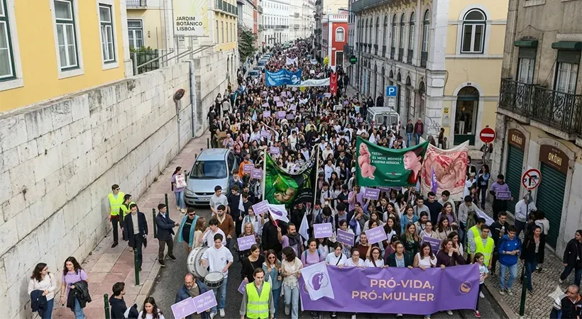 زجاجة حارقة تستهدف مشاركين في “مسيرة من أجل الحياة” في لشبونة وسط إدانات كنسية واسعة