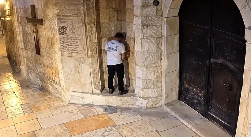 فيديو يوثق محاولة التبول عند دير مار يعقوب في القدس وواقعة بصق قرب حجاج مسيحيين