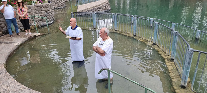 معمودية ثمانية شباب لكنيسة الرجاء الحي أبو سنان
